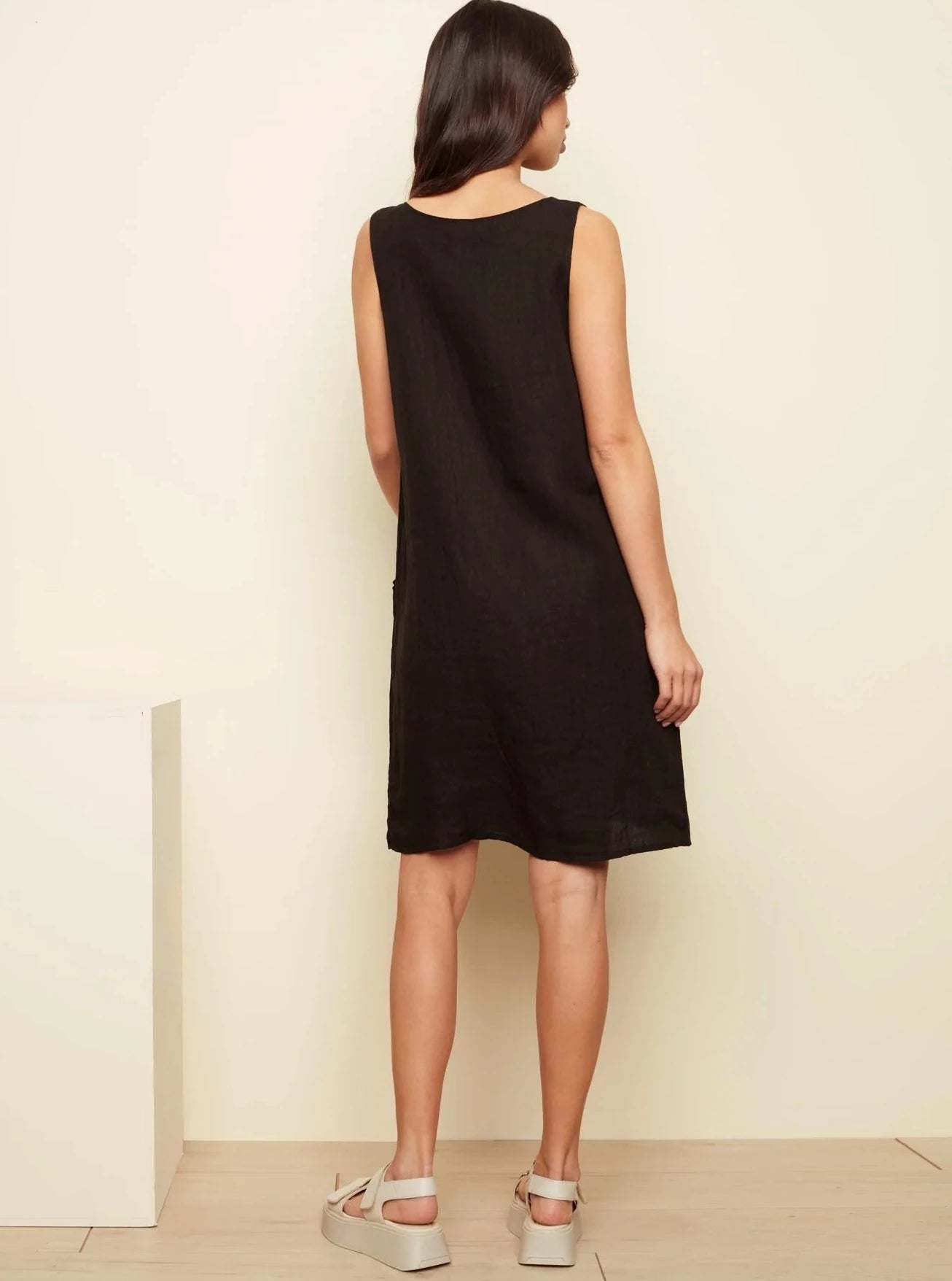 Sleeveless Solid Dress With V-Neck and Pockets [Black-C3115]